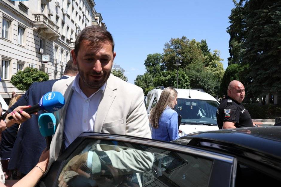 Полицията отвежда Никола Барбутов